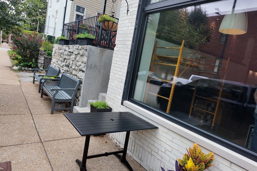 02_sidewalk_window_3x2